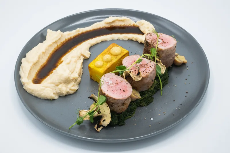 Vepřová panenka s celerovým pyré a houbami – restaurace Do Nebe Písek