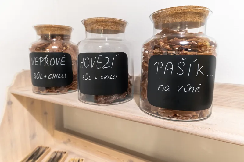Domácí masové jerky ve sklenicích – vepřové, hovězí a pašík na víně v Do Nebe Písek