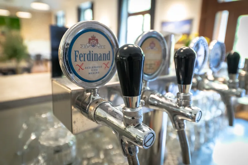 Interiér restaurace Do Nebe Písek v teplém večerním osvětlení